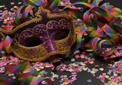 Maschere di Carnevale con materiale di riciclo